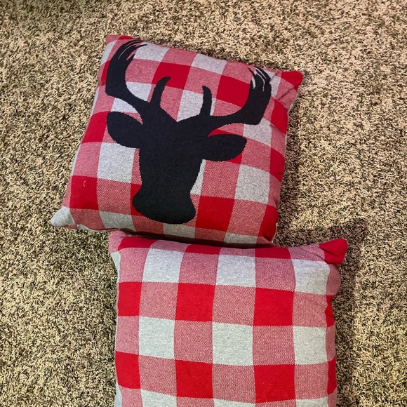 Throw pillows - Picture 2 of 2